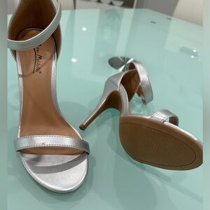 NEW Anne Michelle Silver Heels Size 8 NWOT